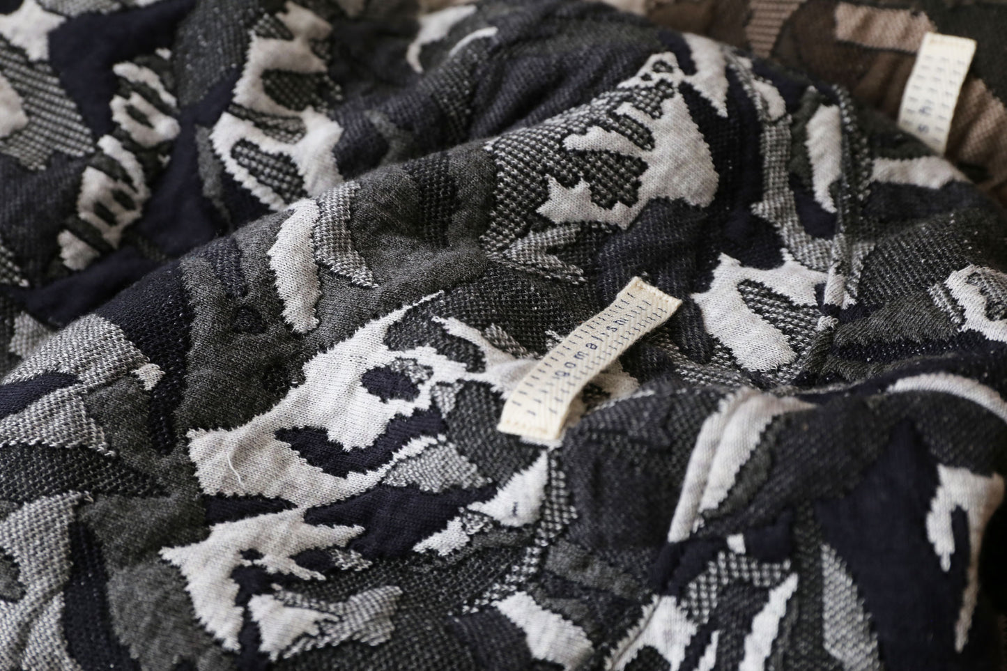 Camouflage quilt-style knit(charcoal gray)